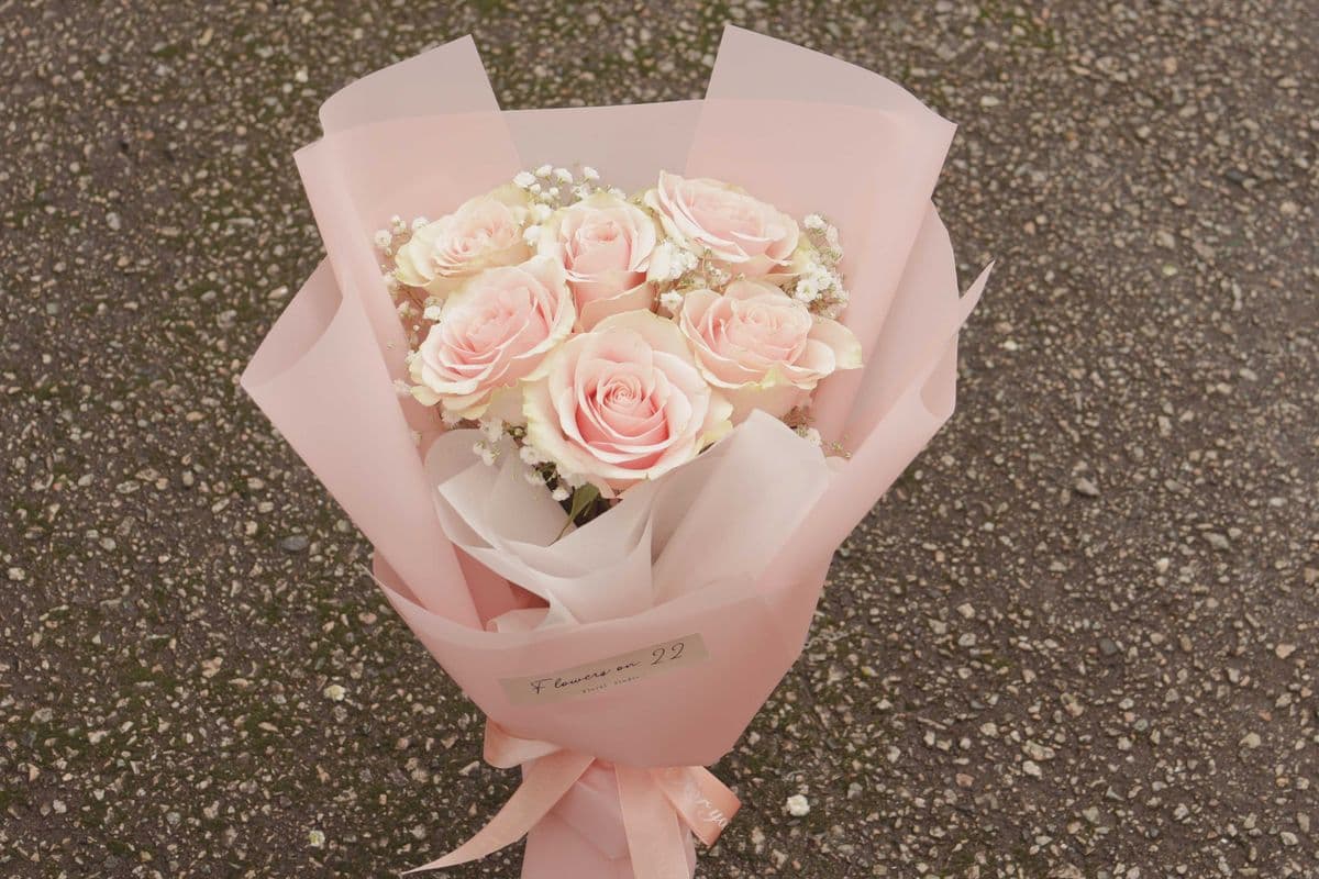 R29. Love is Sweet (6 roses + baby's breath)