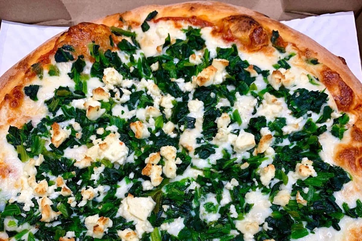 10" petite pizza aux épinards et fromage feta avec aneth / 10" Small Feta Cheese with Spinach and Dill Pizza