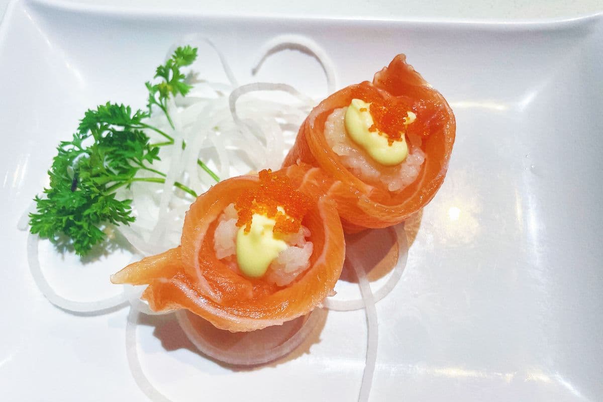 Salmon Rose Sushi (2 pcs)