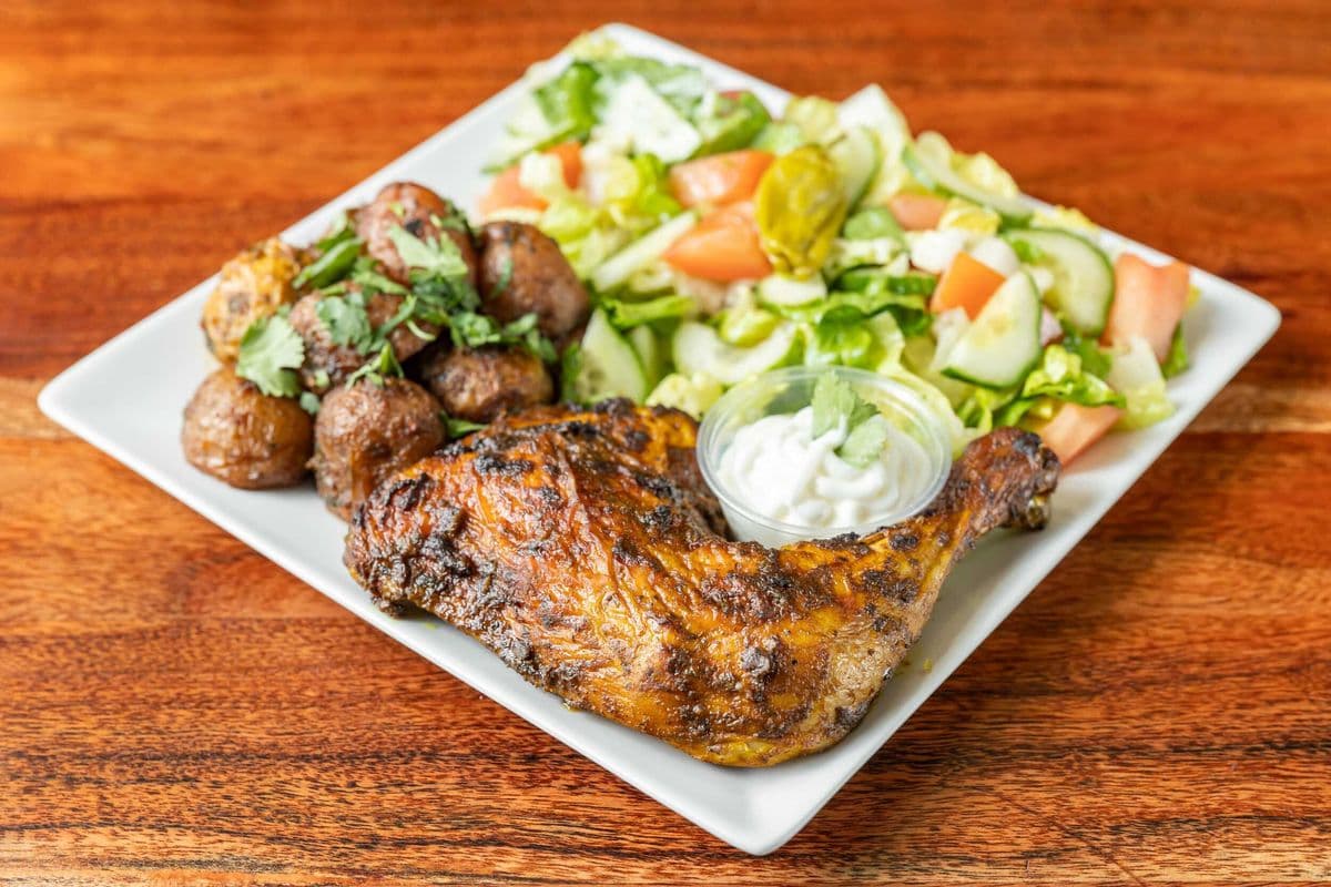 Poulet Façon Marocaine Servi Avec Patates Et Salade Maison