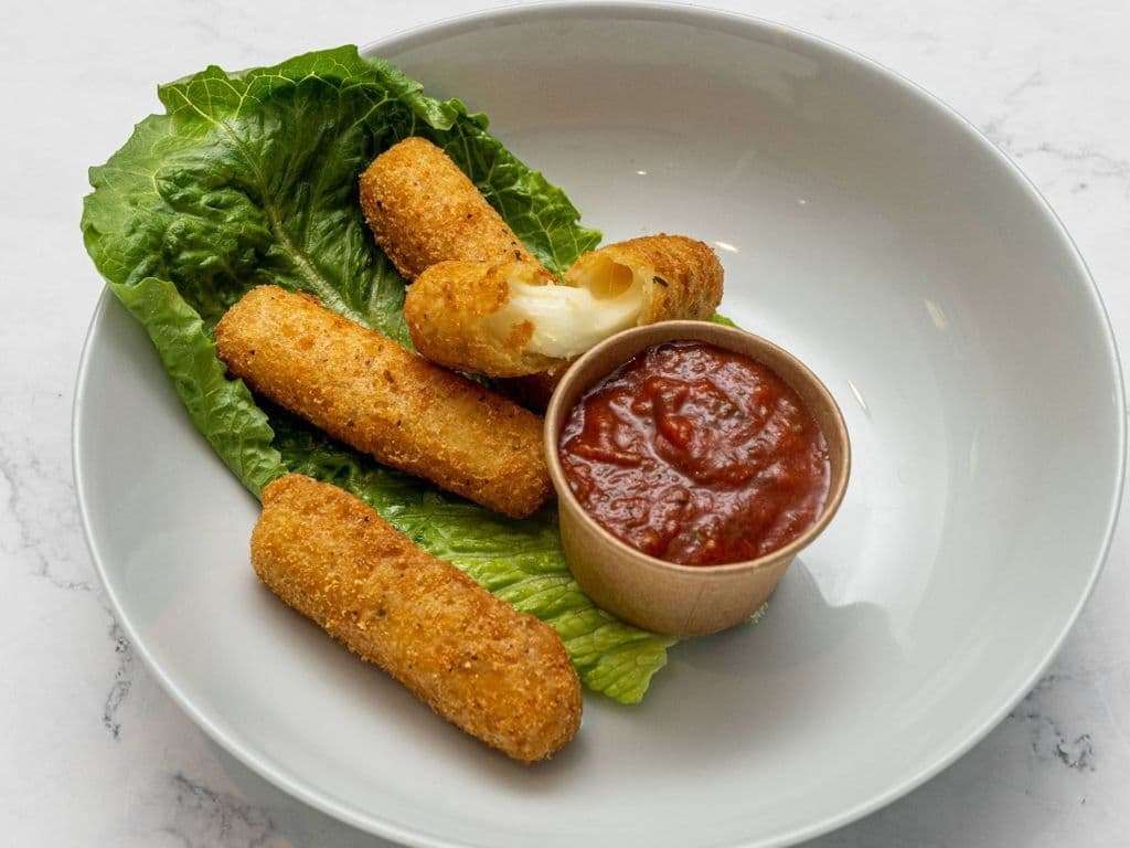 4 Bâtonnets de Fromage avec Sauce Marinara / 4 Cheese Sticks with Marinara Sauce