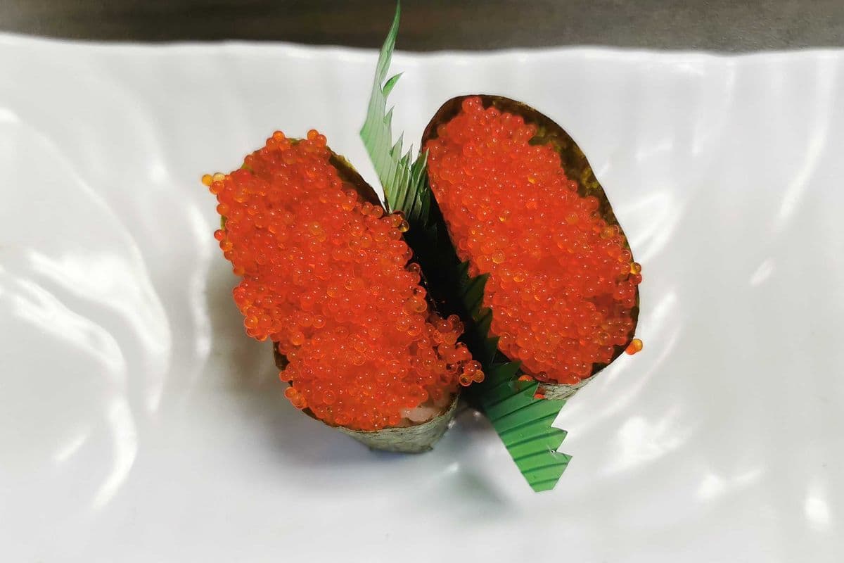 Tobiko Sushi (2 pcs)