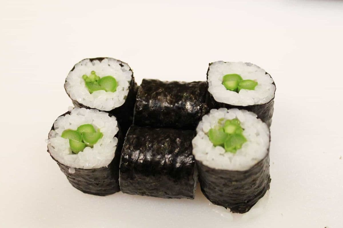 Asparagus Maki (6 cuts)