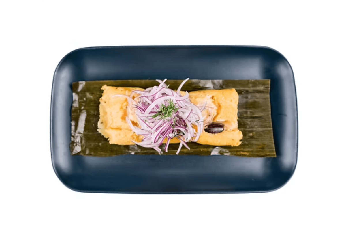 Tamal de Pollo con Salsa Criolla