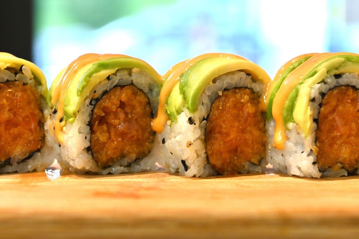 Spicy Salmon Dragon Roll (8pcs)