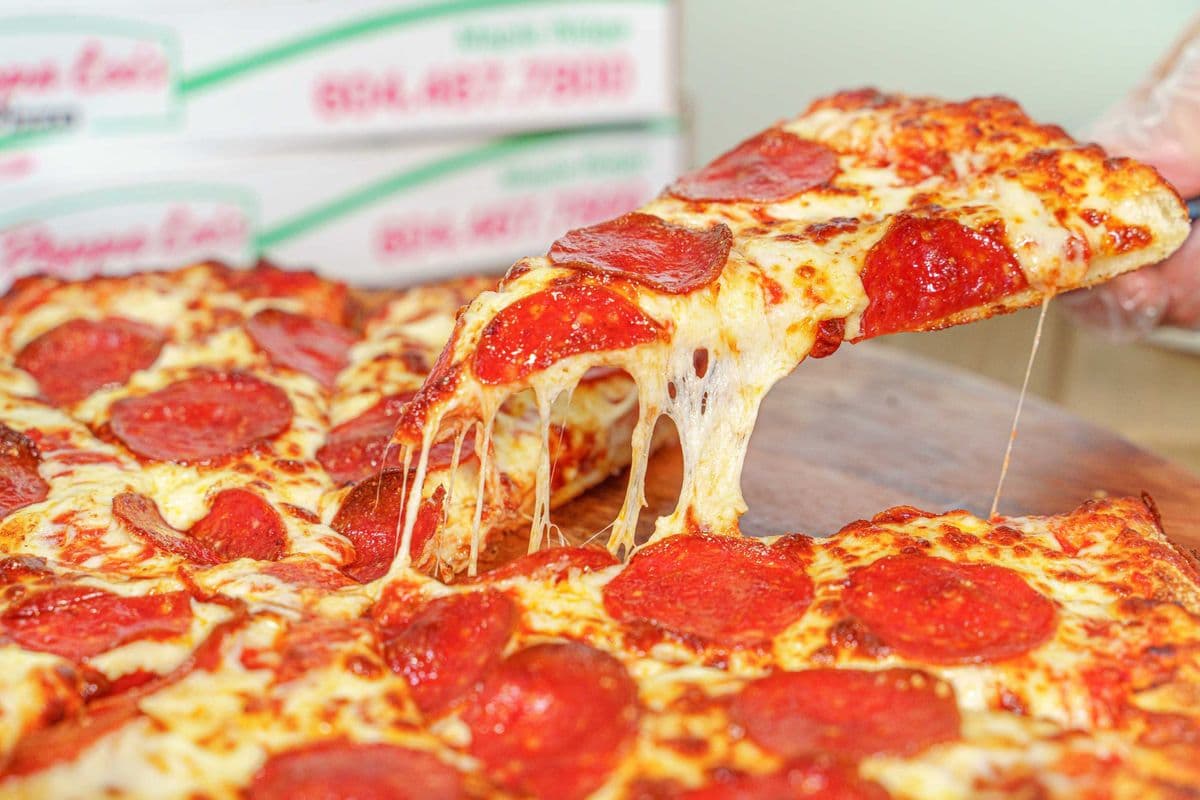 Medium Deluxe Pepperoni Pizza