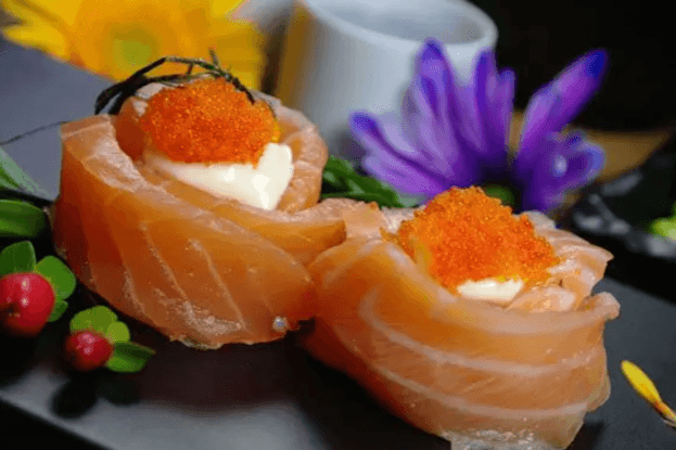 Salmon Flower Sushi (2 Pieces)
