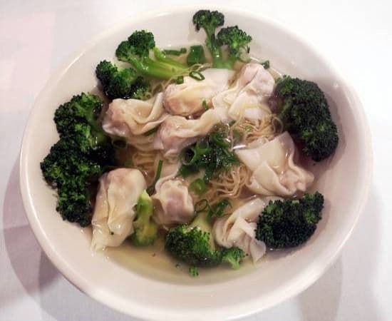 9. Soupe won ton aux crevettes avec nouilles / Won Ton Soup with Noodles/ 云吞面