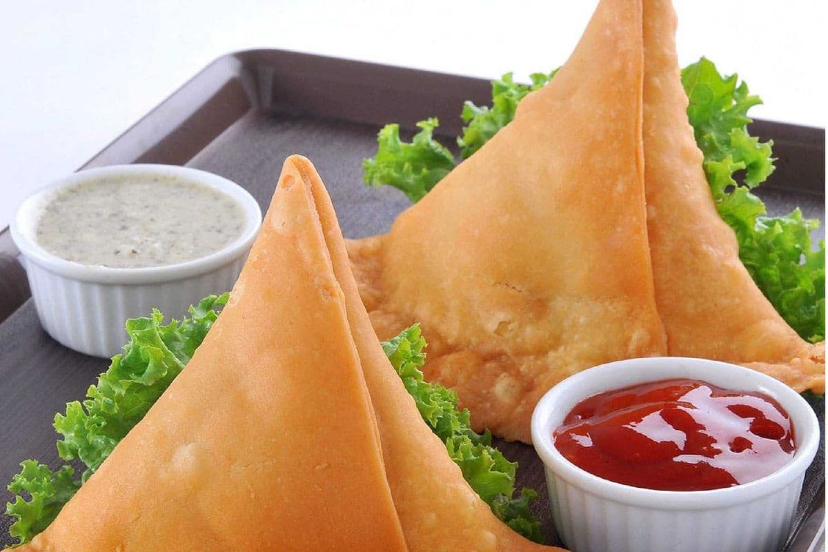 Samosa Regular Per Piece With Mint and Tamarind Chutneys