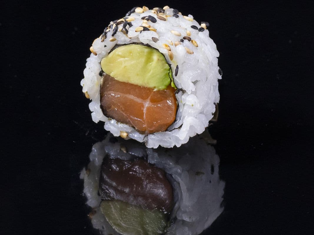 Salmon Avocado Roll (8pc)
