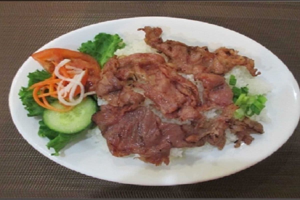 84A. Steam rice with grilled pork.
