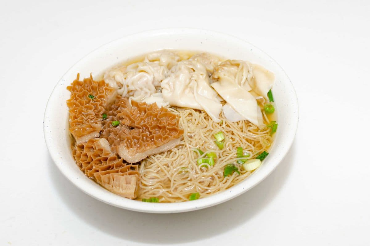169 Stewed Beef Tripe and Wonton with Noodle in Soup 柱侯牛肚雲吞麵