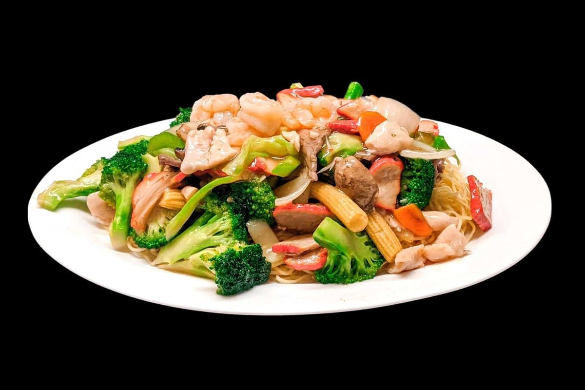 135. Green Wok Super Chow Mein