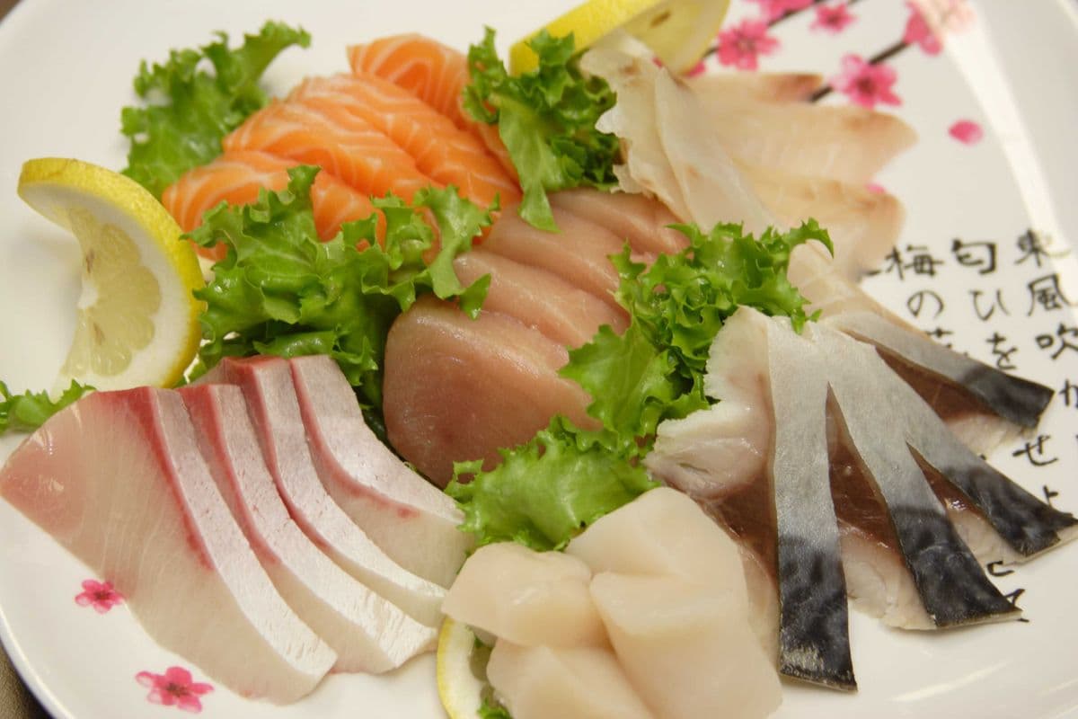 Deluxe Sashimi (24 pcs)