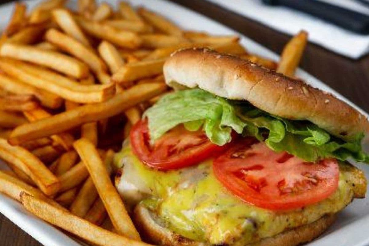 Burger au poulet croustillant / Burger with Crispy Chicken