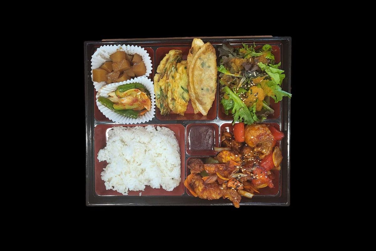 Dak-galbi Doshrock (avec Poulet Grillé Épicé / with Spicy Grilled Chicken)