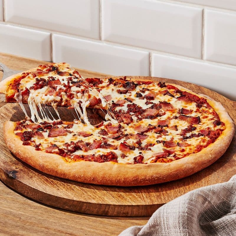 Moyenne pizza (12 po) à la viande fumée de porc et bacon fumé artisanal / Medium pizza (12 in) with smoked pork and artisanal smoked bacon