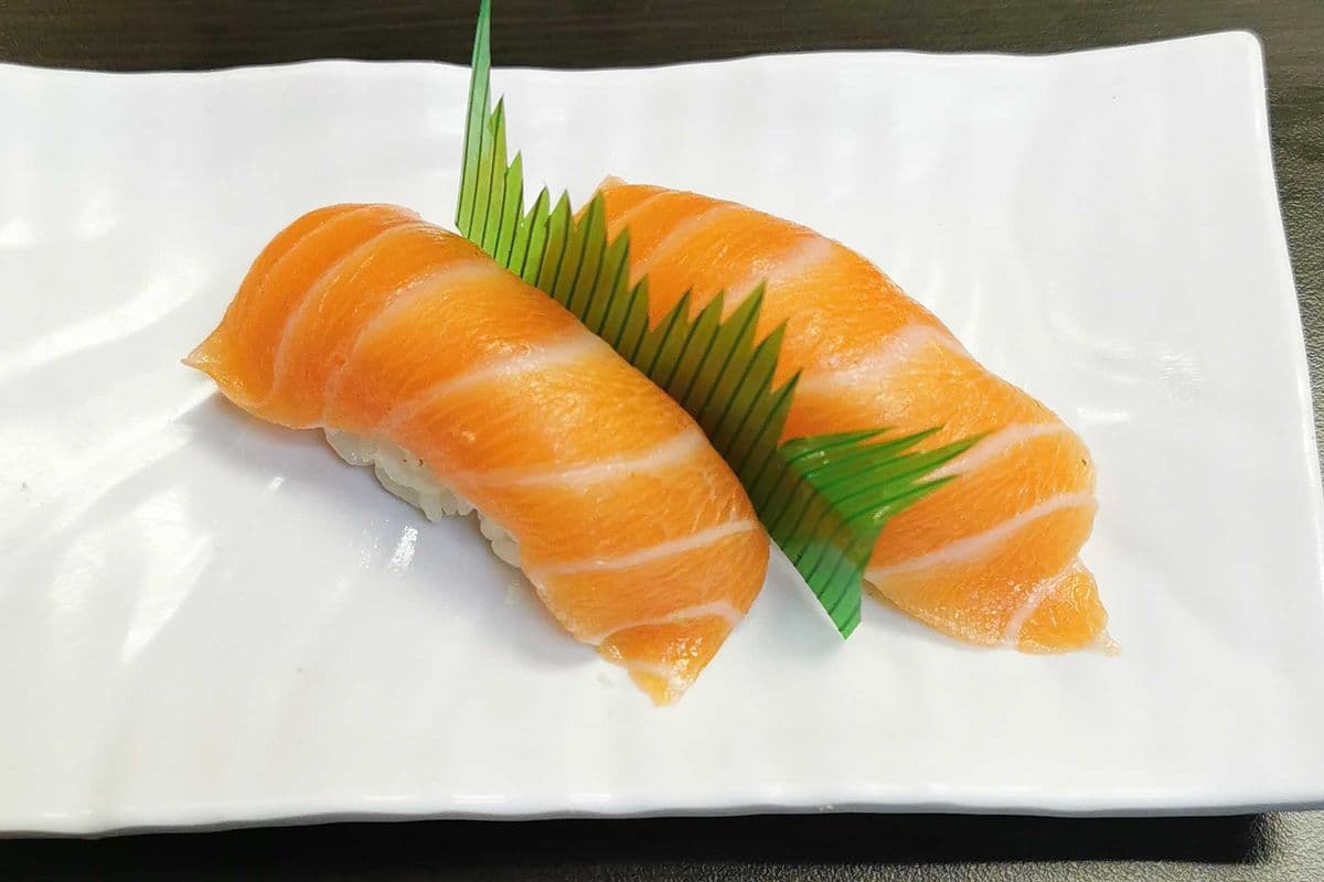 Salmon Sushi (2 pcs)