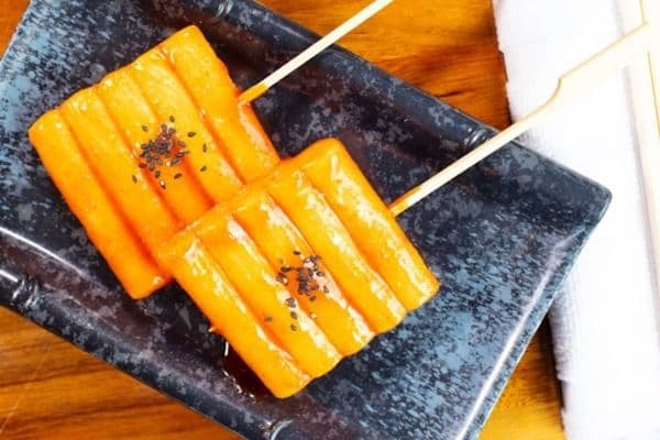 31. Brochette de gâteaux de riz (vegetarien) / Rice Cake Skewers (Vegetarian)