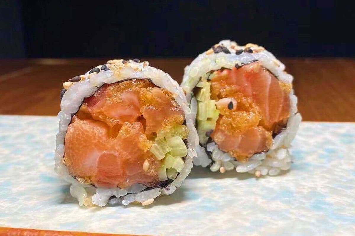 Spicy Salmon Roll (6 pcs)
