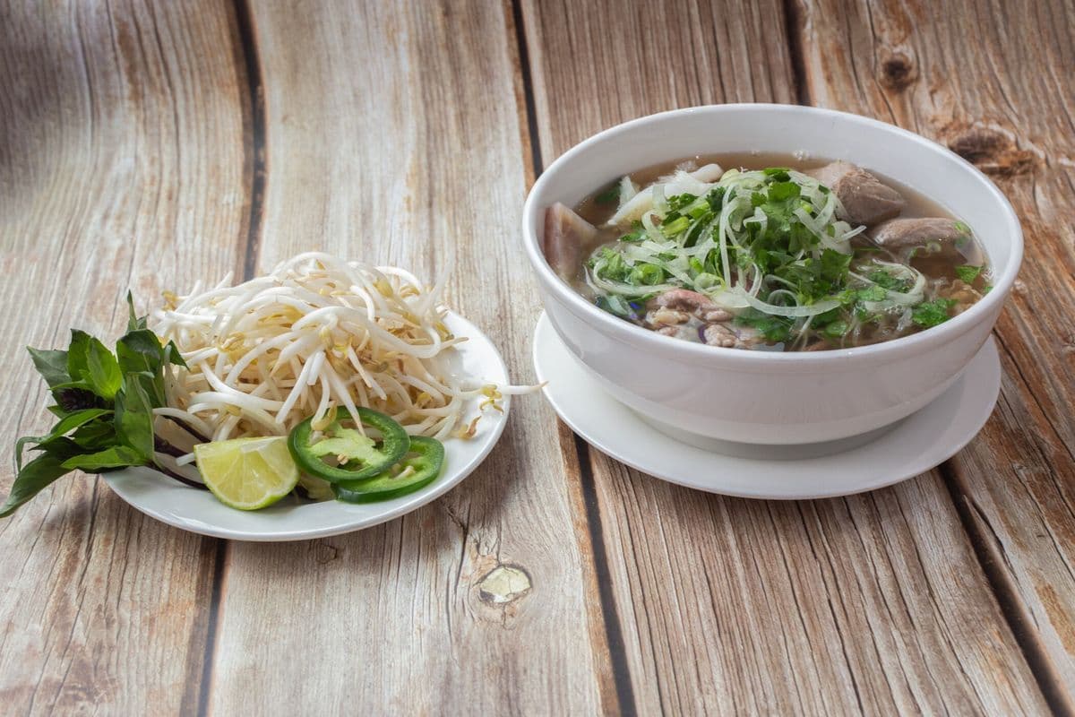 Large 31.Special Beef Noodle Soup (Phở Đặc Biệt)