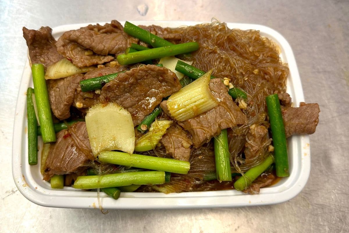 H5. Hot Pot au boeuf et aux vermicelles avec sauce saté / Beef and Vermicelli Hot Pot with Satay Sauce