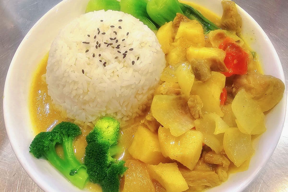Rice with Curry Chicken 咖喱鸡肉盖饭
