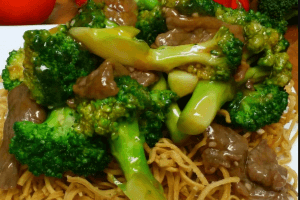 Beef with Broccoli Chow Mein 百加利牛肉脆面