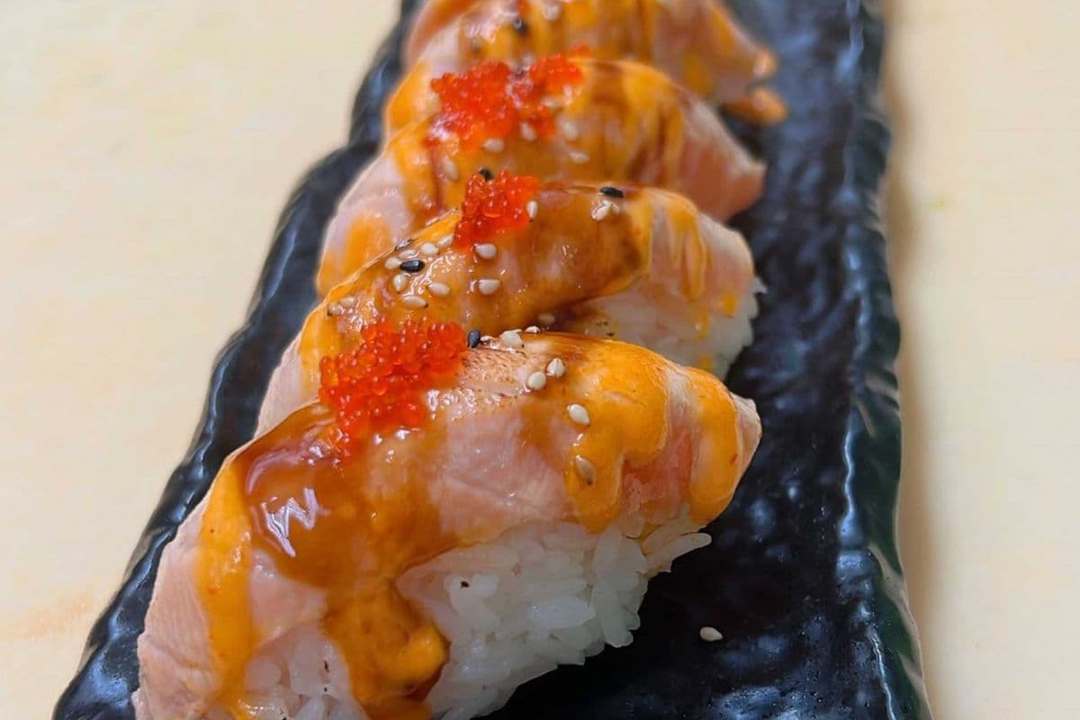 T09. Spicy Salmon Torched Sushi Combo (6)