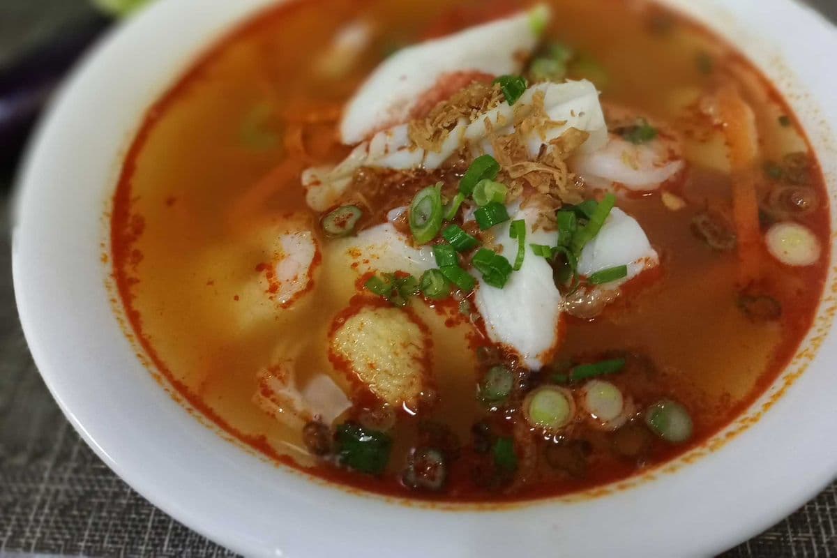 210. Thai Style Hot and Sour Seafood Soup with Rice Noodle