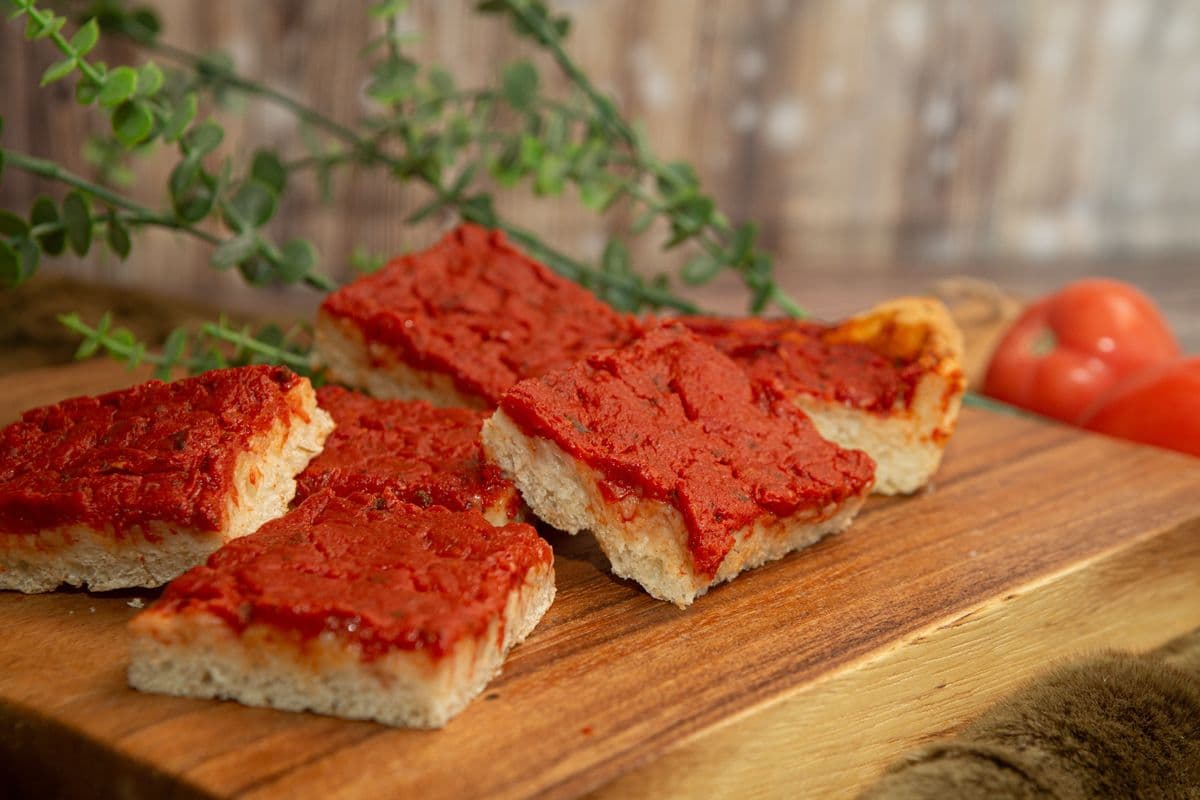 Une demie pizza aux tomates