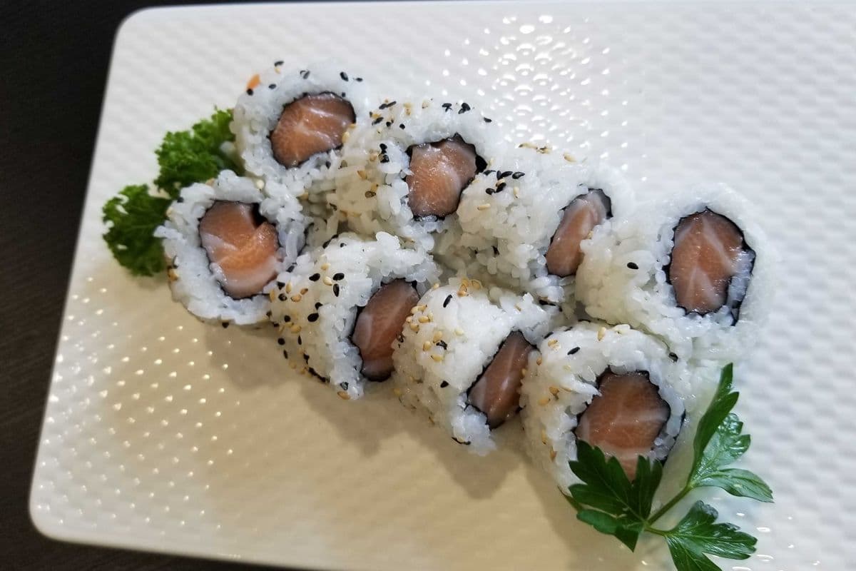 Salmon Roll (8pcs)