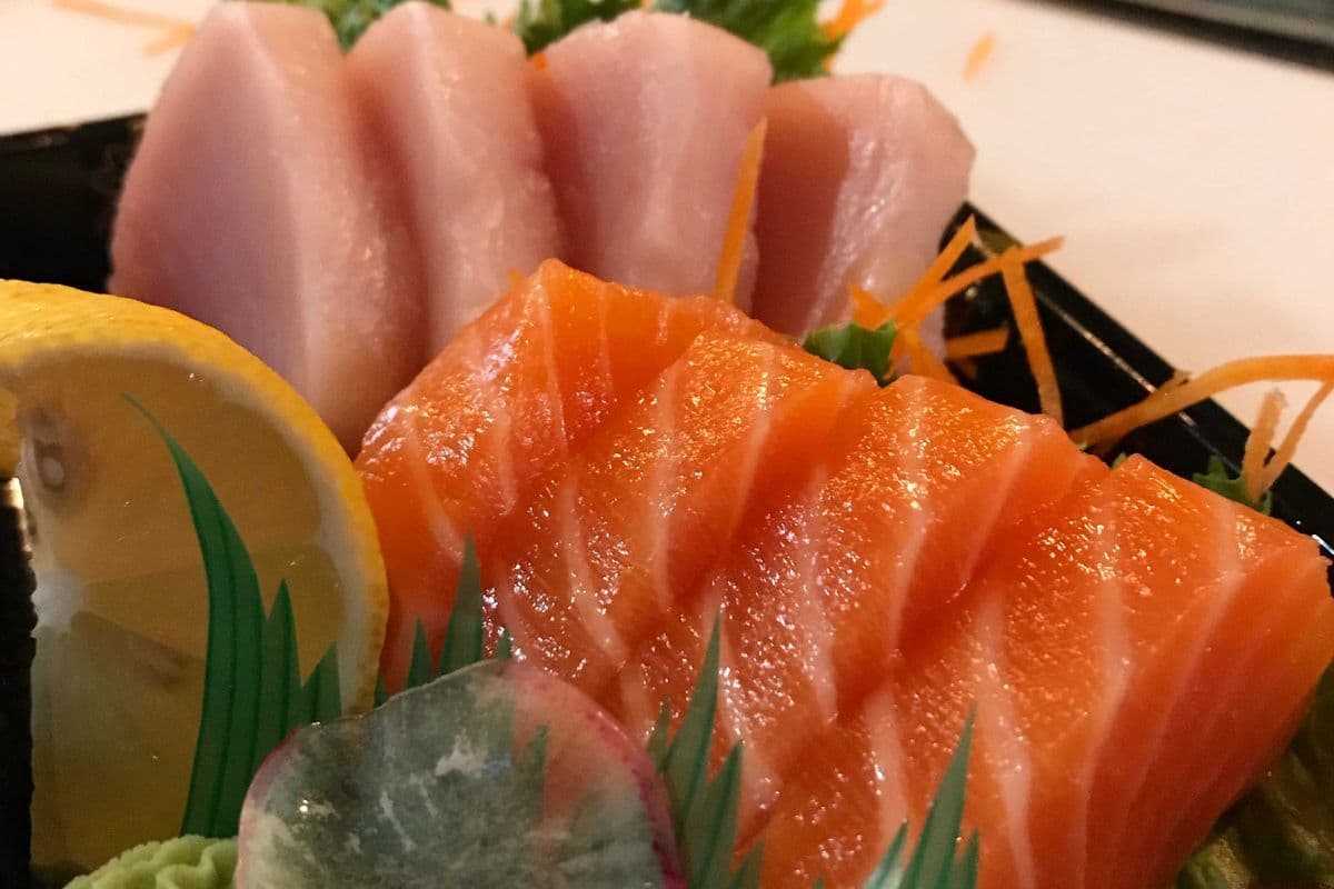 141. Tuna and Salmon Sashimi (8 pcs)