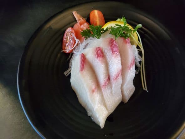 Hamachi Sashimi (4pcs)