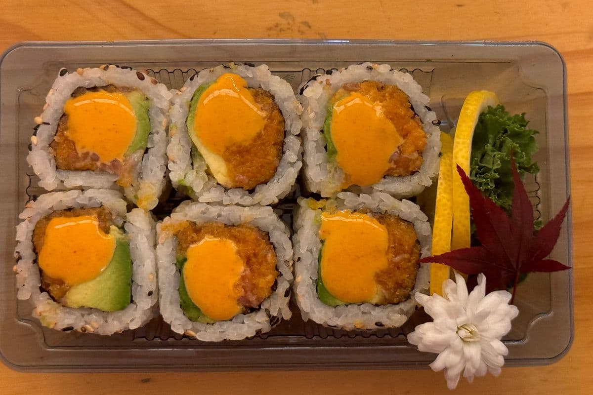 Spicy Salmon and Avocado (6 pcs)