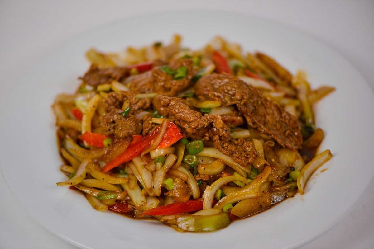 70. Stir-Fried Beef with Black Pepper Sauce (with Bell Peppers & white onions, carrots) - Bo Xao Tieu Den