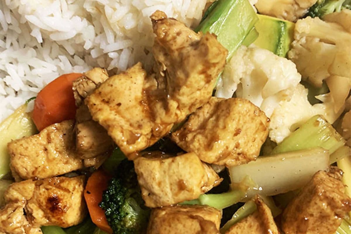 Tofu et Légumes sautés dans une sauce aux champignons / Stir-Fried Tofu and Vegetables with Mushroom Sauce.