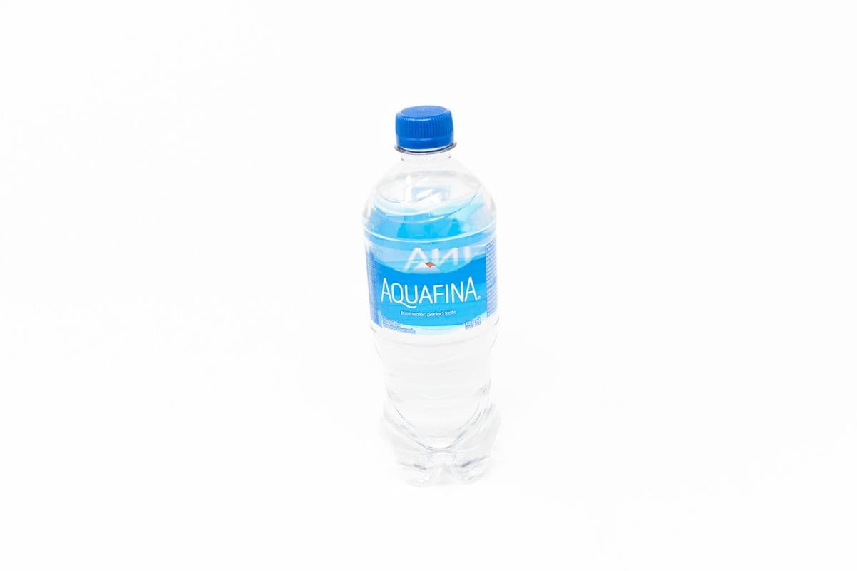 Aquafina water (591 ml)