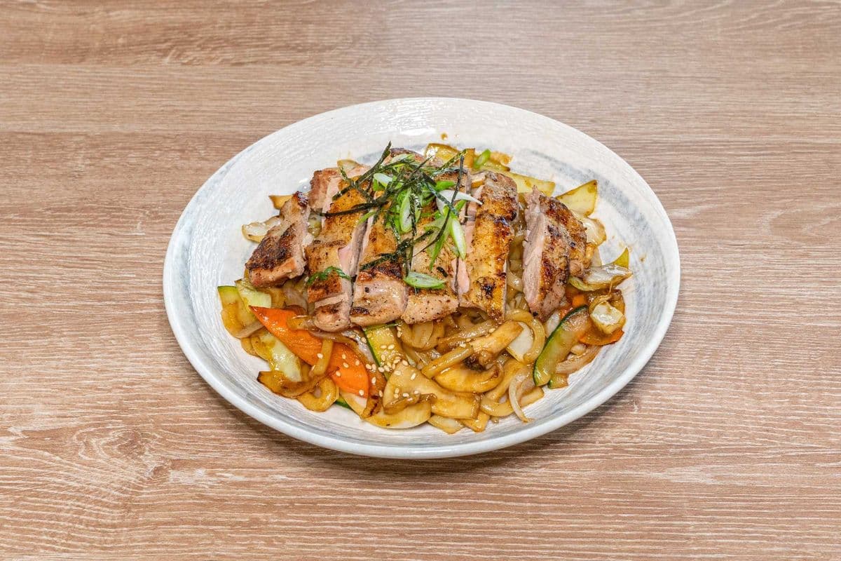 25. Chicken Yakiudon 치킨 볶음 우동