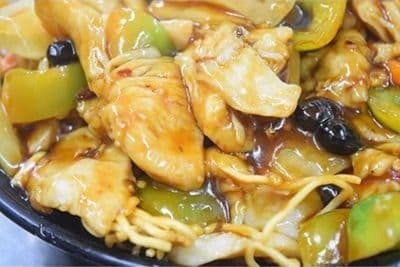 Nouilles sautées au poulet à la sauce aux fèves noires / Noodles Sauteed with Chicken with Black Bean Sauce
