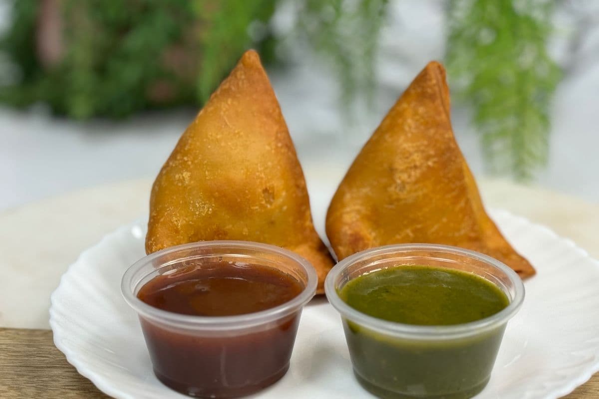 Chicken Samosa with Chutney (1pc)