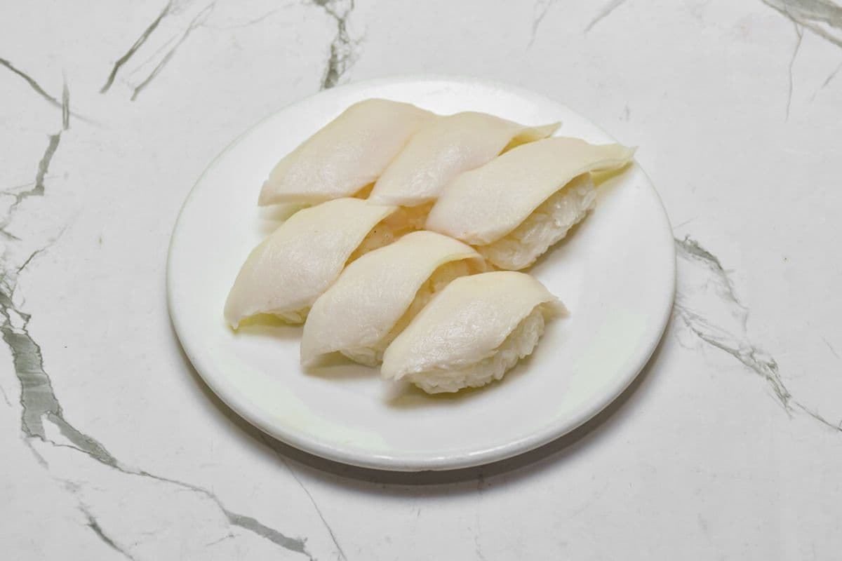 F2. White Tuna Sushi (6 Pcs)