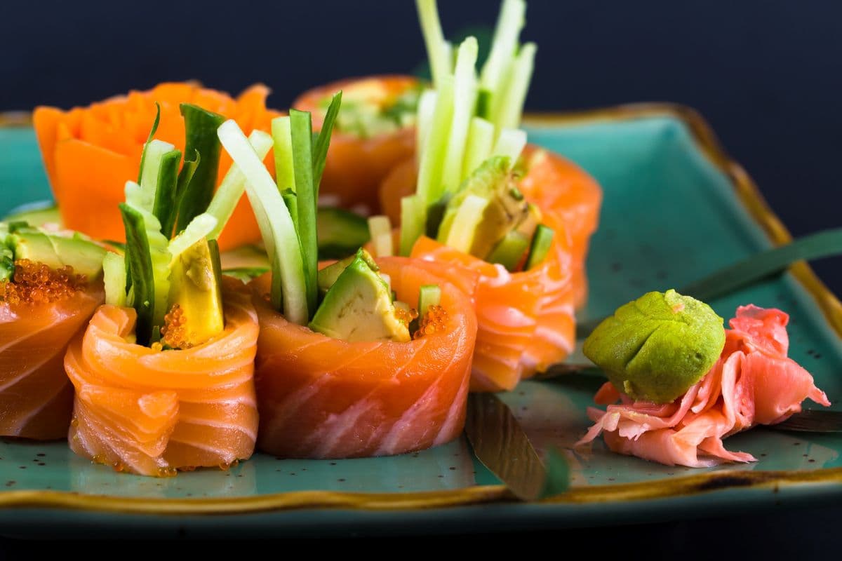 91. Sushi Gen Salmon Salad (8 pcs)