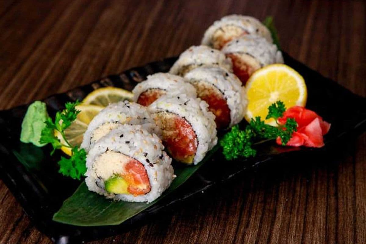 Salmon & Avocado Roll (8pc)