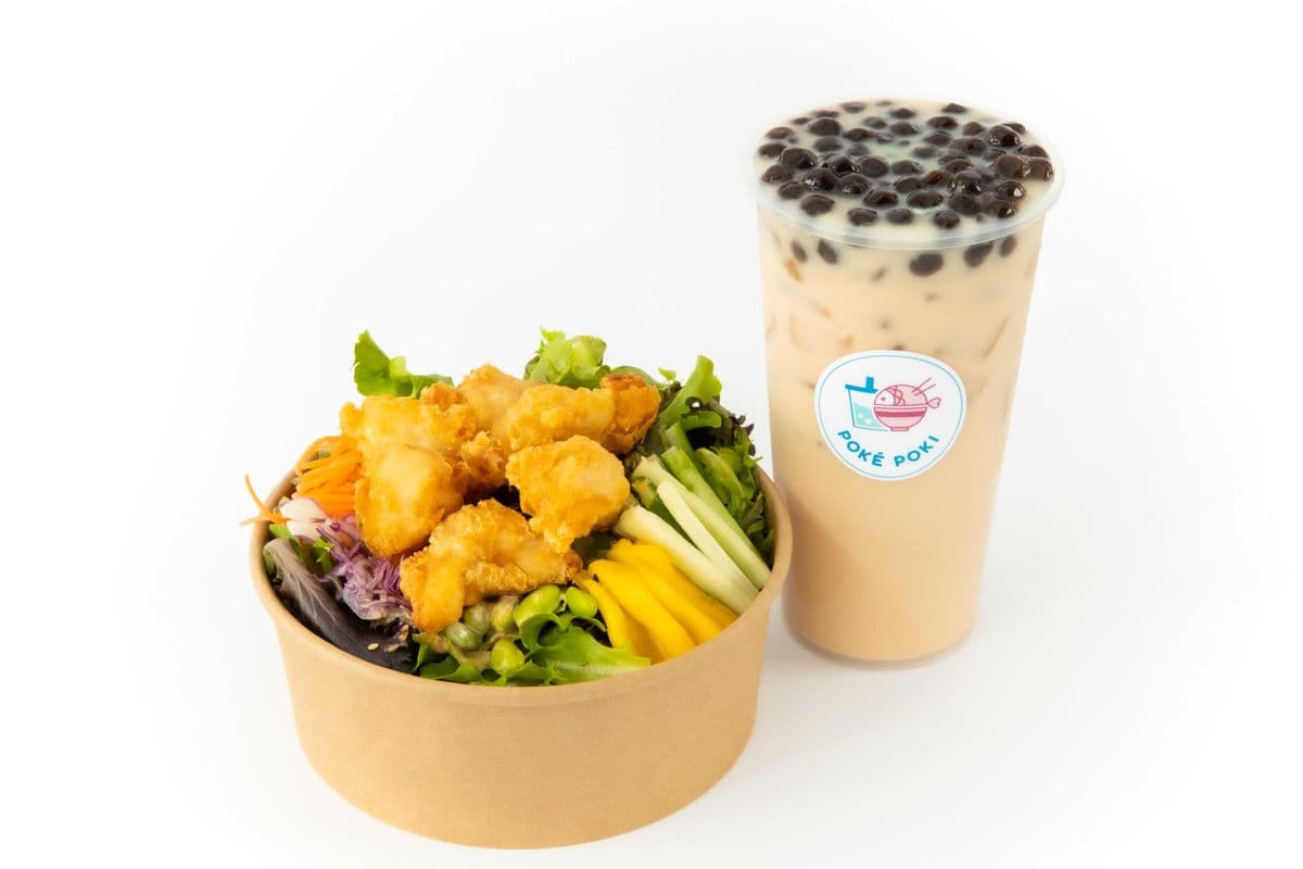 Poké Poulet Katsu et Signature Thé au Lait avec perles de tapioca (M) / Chicken Katsu Poke and Signature Milk Tea with tapioca pearls (M)