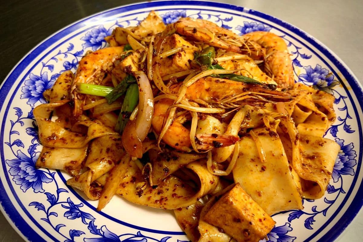 15. Noodles of Stir-Fried Seafood with Spicy Sauce
