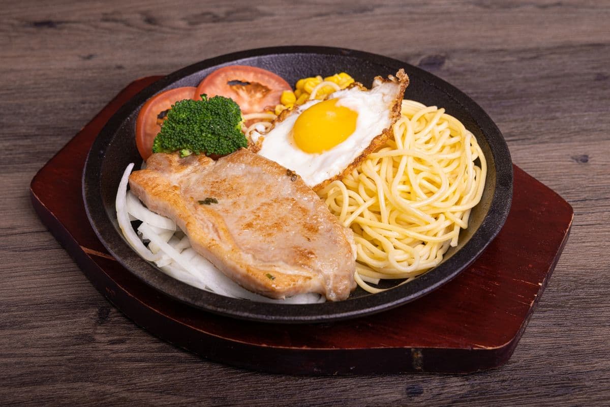 A25. Fried Pork Chop and Sausage (腸仔豬扒)