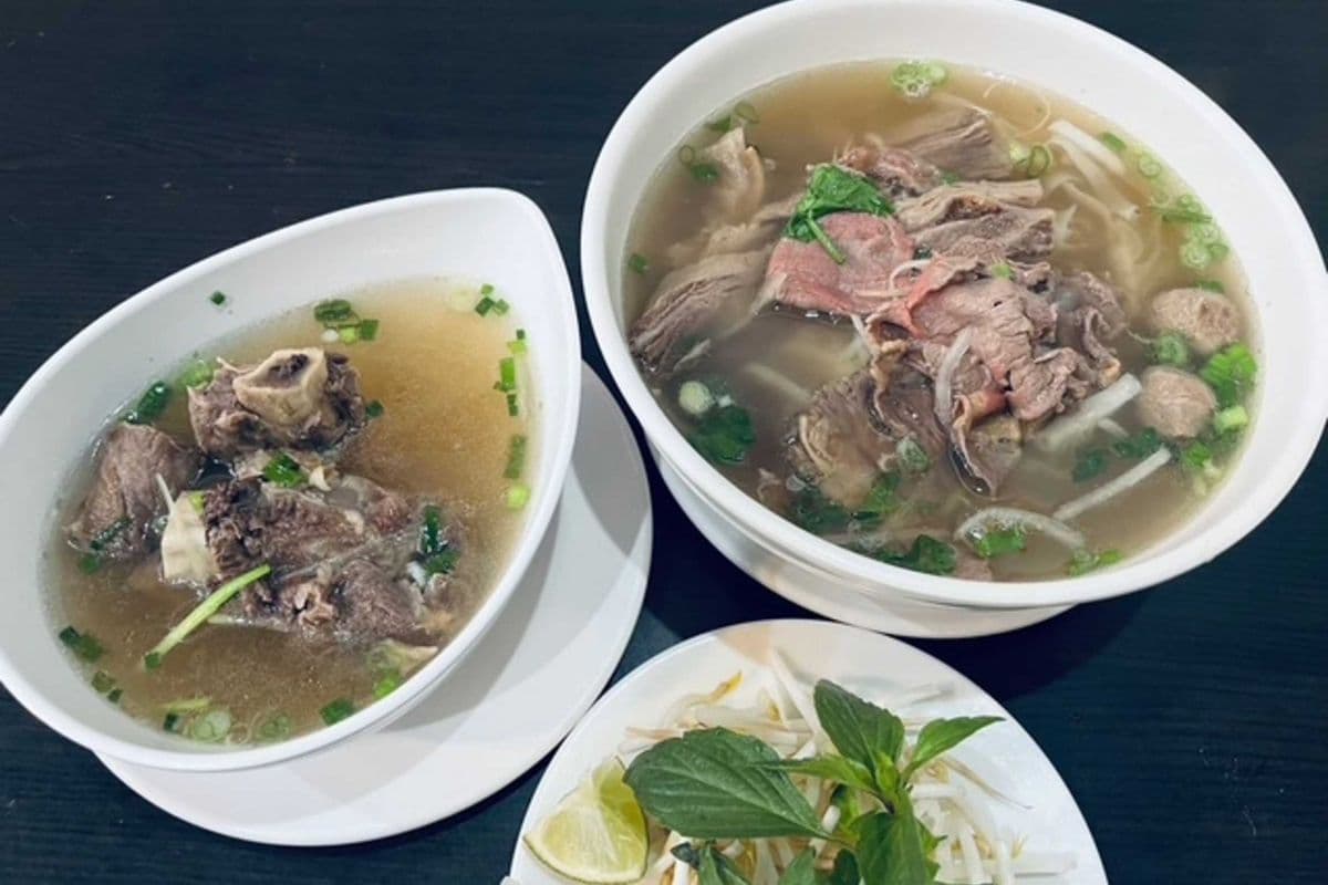 House Special Beef Noodle Soup + Beef Rib Bones 特別牛肉粉 + 牛排骨