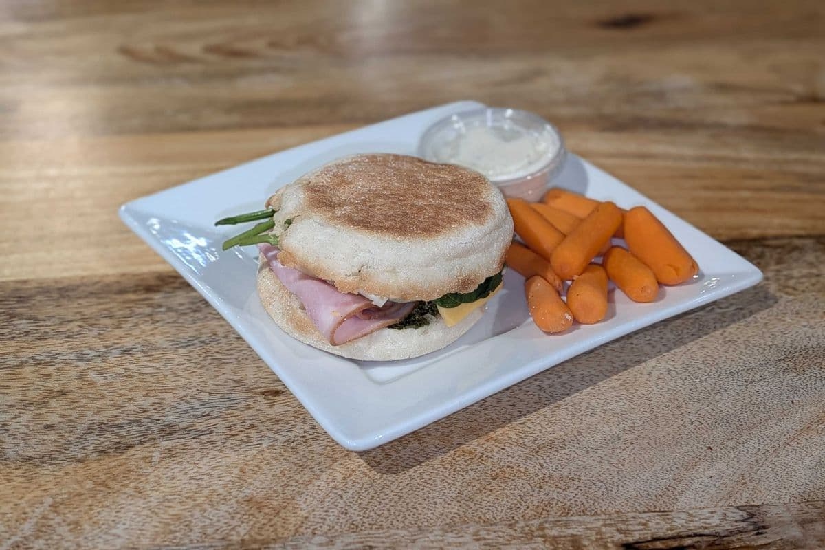 Muffin anglais avec oeuf-fromage-jambon / English Muffin with Eggs-Cheese-Ham