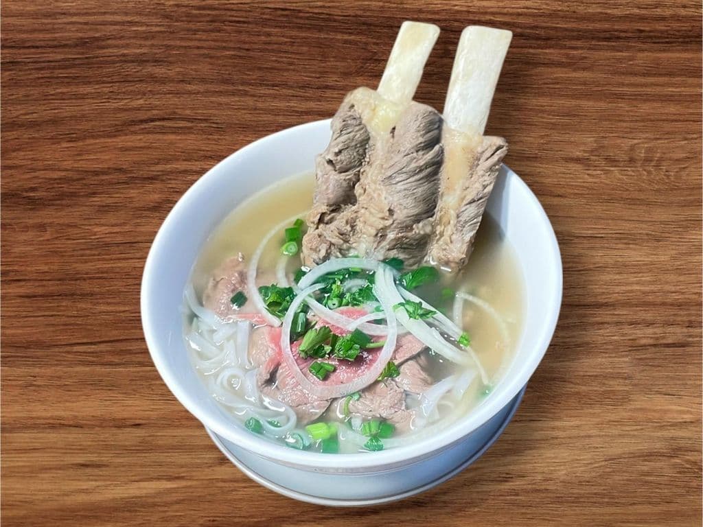P12: Rare Beef And Ribs Beef with rice noodle in soup